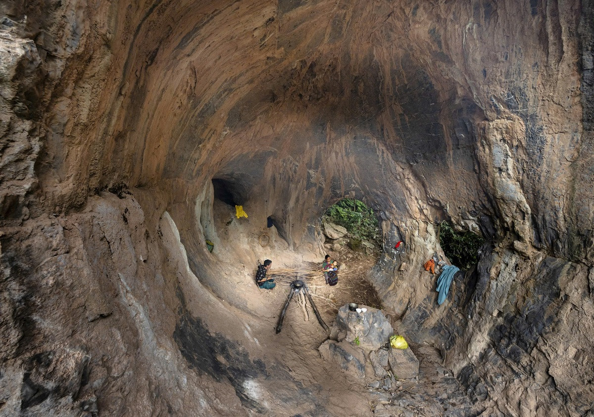 Các hang đá trước đây đồng bào Arem từng sinh sống giờ trở thành điểm dừng chân trên hành trình trải nghiệm và nơi nghỉ tạm của bà con khi đi rừng. Ảnh: Nguyễn Hải