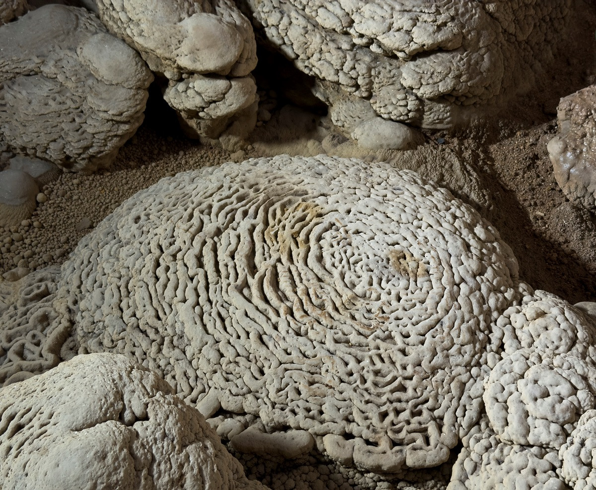 Nhũ đá trong hang động đá vôi, được hình thành qua thời gian rất dài. Ảnh: Nguyễn Hải