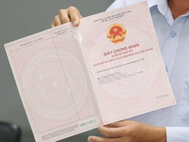Khi sang tên sổ đỏ sẽ phải chịu nhiều khoản phí. Ảnh minh họa: TL