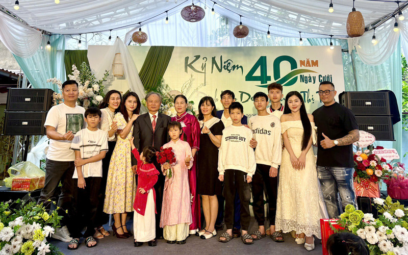 Vợ chồng Giang (ngoài cùng bên phải) cùng các anh chị em chuẩn bị buổi lễ kỷ niệm chu đáo cho bố mẹ 