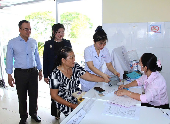 Bác sĩ Bệnh viện Từ Dũ (TP HCM) khám bệnh cho người dân xã Thạnh An trong dịp Ngày Sức khỏe toàn dân (7-4)