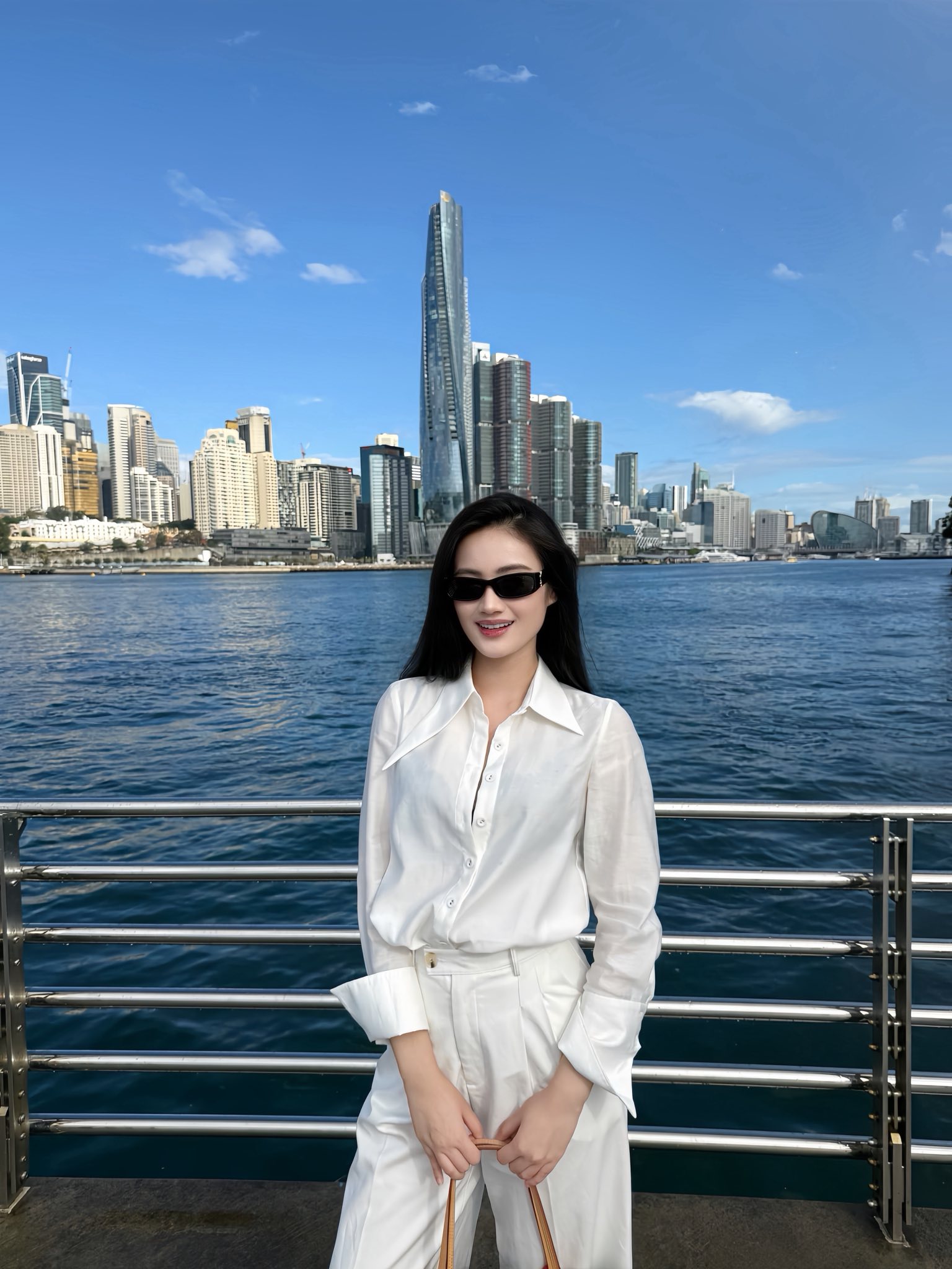 Sau đêm chung kết a classTextlinkBaiviet hrefhttps://eva.vn/dep/thuc-hu-tin-don-y-nhi-se-tiep-buoc-thanh-thuy-du-thi-miss-international-2026-c58a667611.htmlMiss World/a Vietnam 2025 và trao vương miện cho người kế nhiệm, thông tin về hoạt động tiếp theo của Hoa hậu Huỳnh Trần Ý Nhi khiến fan sắc đẹp quan tâm. Trong động thái mới đây, người đẹp sinh năm 2002 đã đăng tải loạt ảnh check-in tại nước Úc, để tiếp tục việc học.