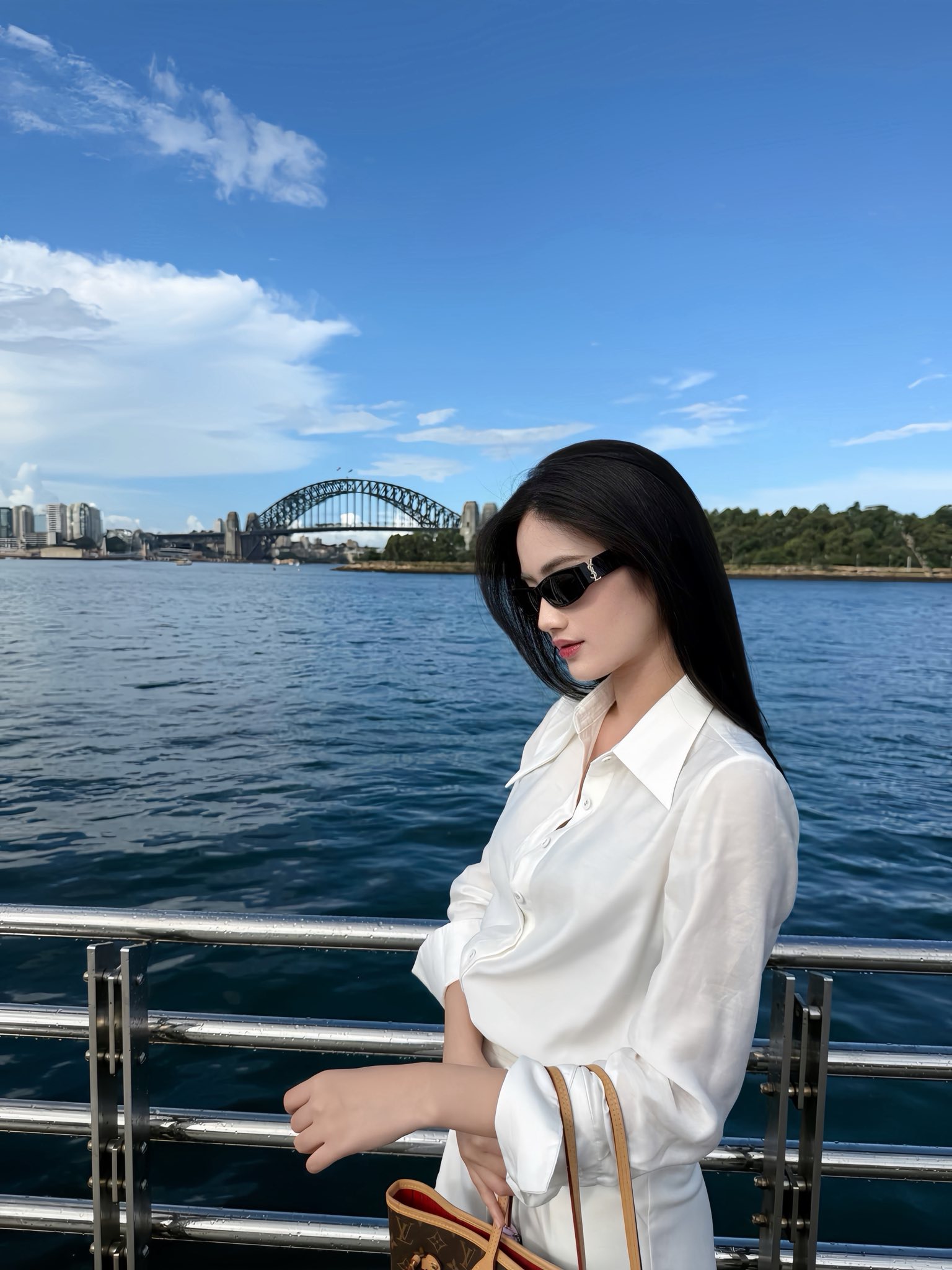 Sau một thời gian tập trung cho việc học tập tại Úc, Huỳnh Trần Ý Nhi liên tục gây bất ngờ với sự thay đổi về hình ảnh.