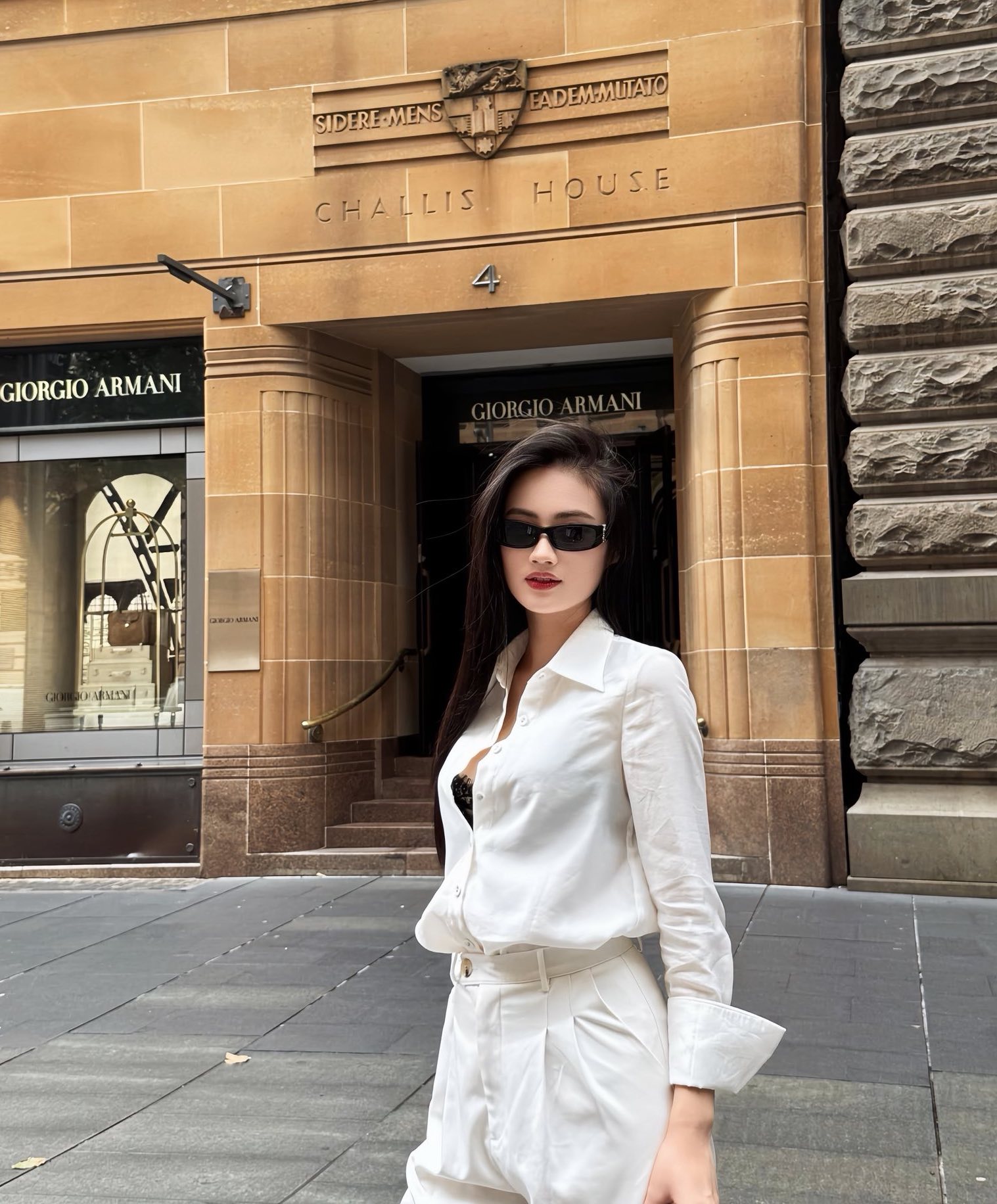 Trong những khung hình, Ý Nhi xuất hiện với phong cách năng động, giản dị, khác hẳn với hình ảnh lộng lẫy thường thấy khi còn trong nhiệm kỳ.