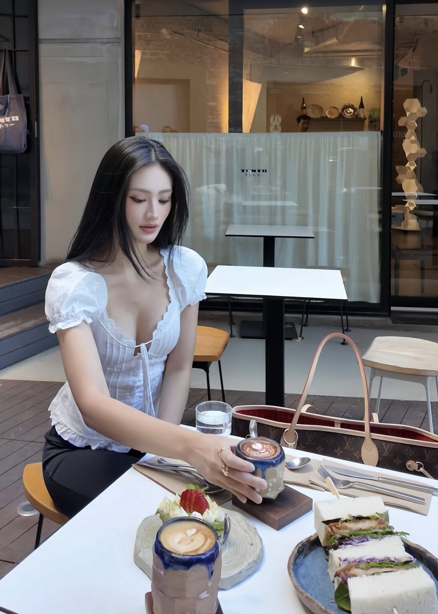 Dưới phần bình luận, nhiều cư dân mạng tấm tắc trước vóc dáng căng tràn sức sống của nàng hậu: Style này hợp với Ý Nhi, vừa nữ tính vừa quyến rũ, Không cần hở quá nhiều mà vẫn rất thu hút, Body ngày càng đẹp, nhìn sang xịn mịn hơn hẳn, Visual này đi thi quốc tế chắc ổn áp lắm luôn!,...