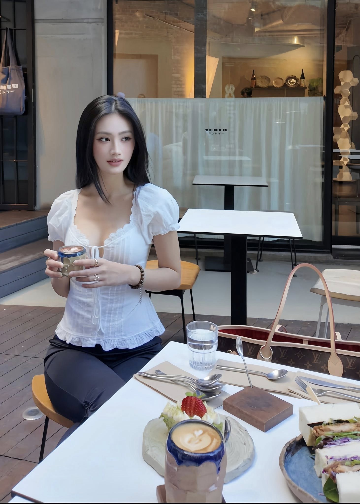 Dù chỉ là những khoảnh khắc đời thường nhưng từng cử chỉ, ánh nhìn của nàng hậu đều toát lên vẻ cuốn hút riêng.