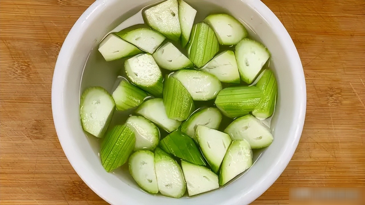 Loại rau mềm hơn cải bó xôi, tươi hơn xà lách, ăn nhiều đẹp da, tốt cho tim mạch, xào nhanh là có món ngon cơm - 3