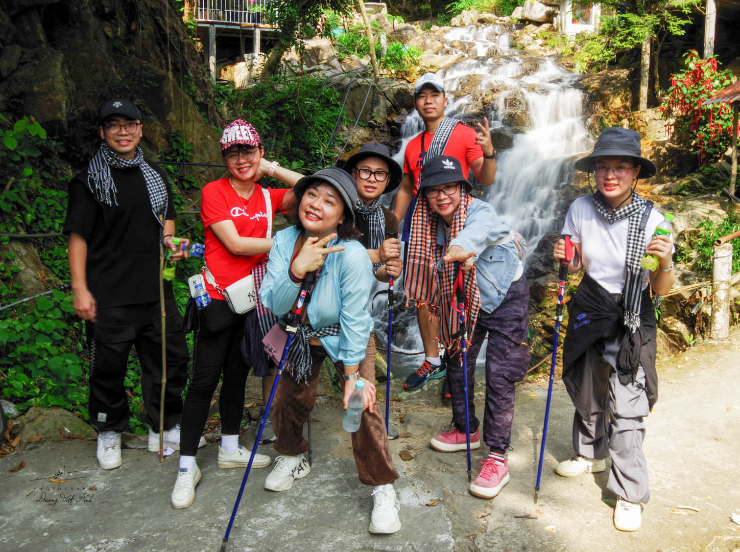 Tour trekking núi Cấm hấp dẫn du khách. Ảnh: Dương Việt Anh