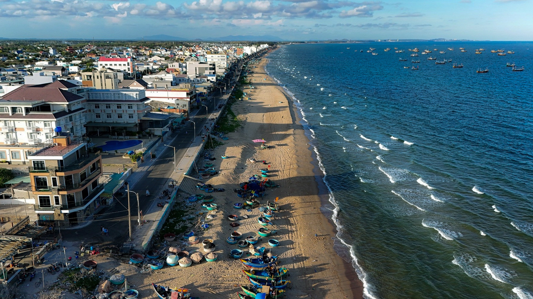 Biển Phước Hải trong xanh, đẹp mắt. Ảnh: Min On The Go