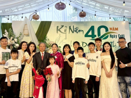 Chàng rể Bắc Ninh dựng rạp, làm 'đám cưới lần 2' cho bố mẹ vợ, hàng xóm khen ngợi