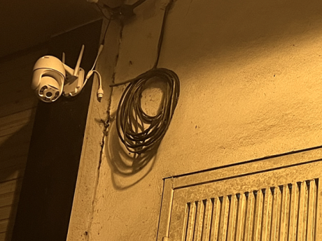 Bức xúc vì hàng xóm 'chĩa camera an ninh vào nhà'