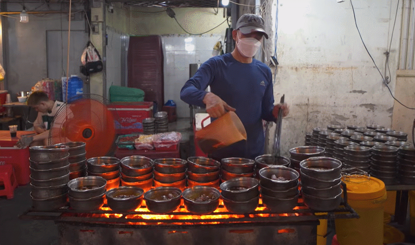 Thịt ếch được kho trong niêu, đặt trên bếp than đỏ rực nên được gọi vui là món ăn bốc lửa