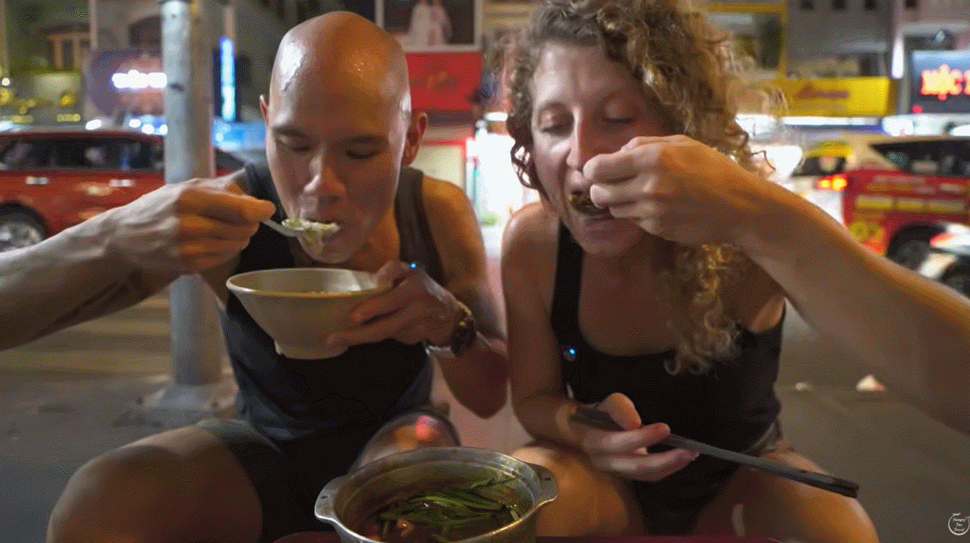 Cặp đôi người Canada hào hứng thưởng thức món cháo ếch, nhận xét vị giống thịt gà nhưng ngon hơn