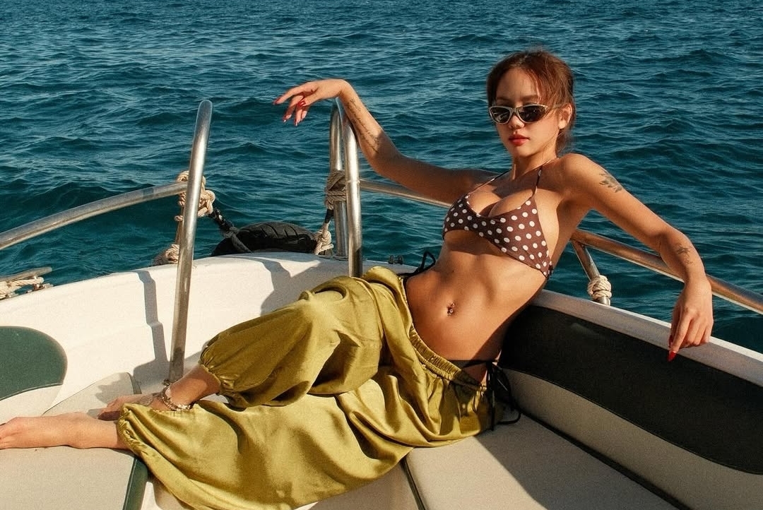 Bên cạnh bikini đơn sắc, áo tắm chấm bi được ca sĩ Phương Ly lăng xê. Năm nay, họa tiết này không chỉ càn quét các bộ sưu tập váy áo dành cho mùa hè, mà còn được áp dụng trong đồ bơi và phụ kiện như giày, túi, bờm, khăn.