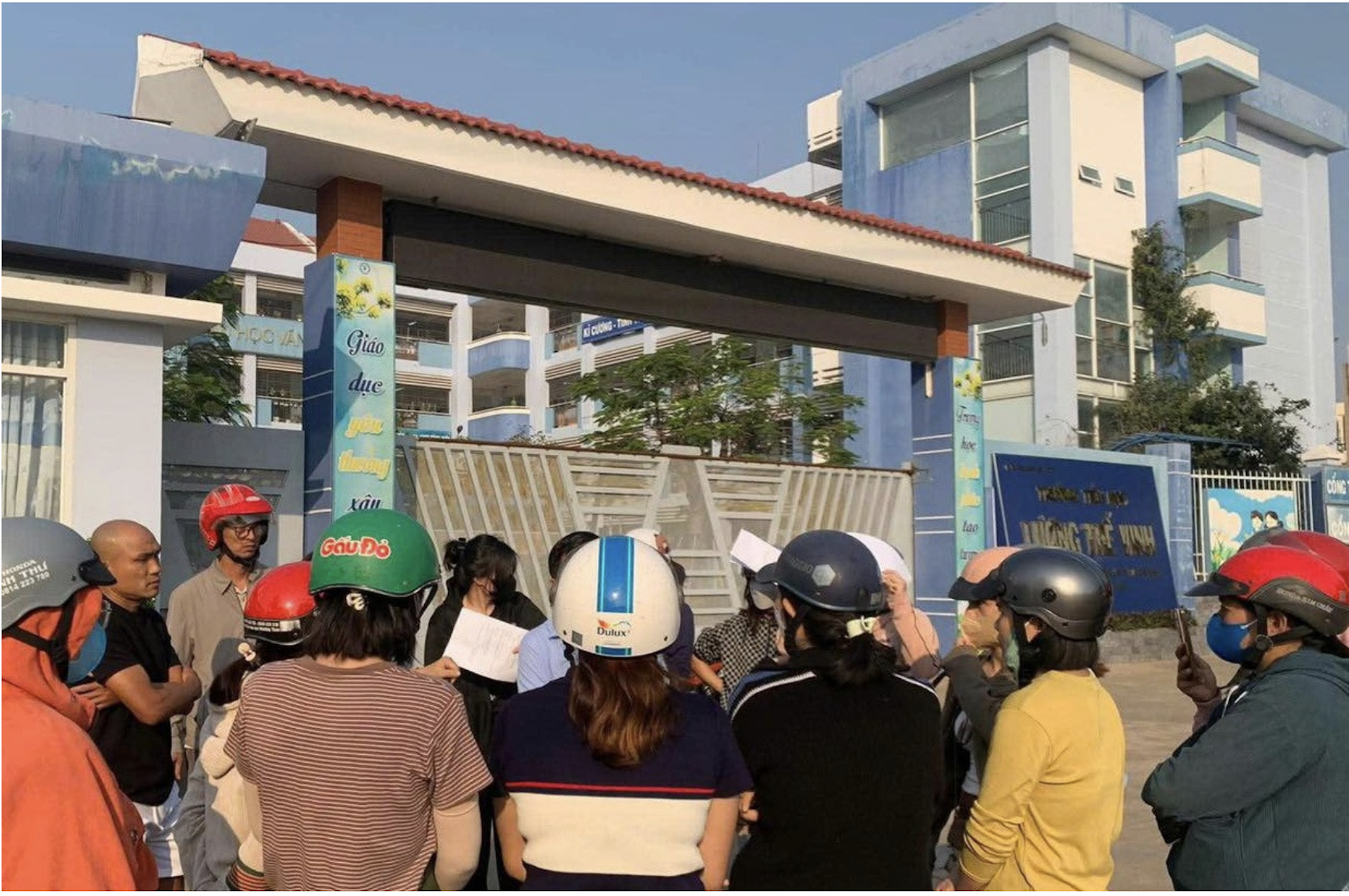 Giáo viên ở Trường Tiểu học Lương Thế Vinh, TPHCM phạt học sinh chích kim tiêm vào tay khiến nhiều phụ huynh bức xúc. 