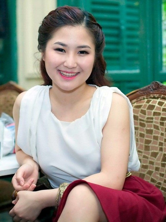 Năm 2013, bước ra từ cuộc thi, Hương Tràm chăm chút cho diện mạo khi đi hát. Cô chọn những thiết kế bằng voan, lụa, phối trang sức kim loại, thể hiện sự chững chạc hơn.