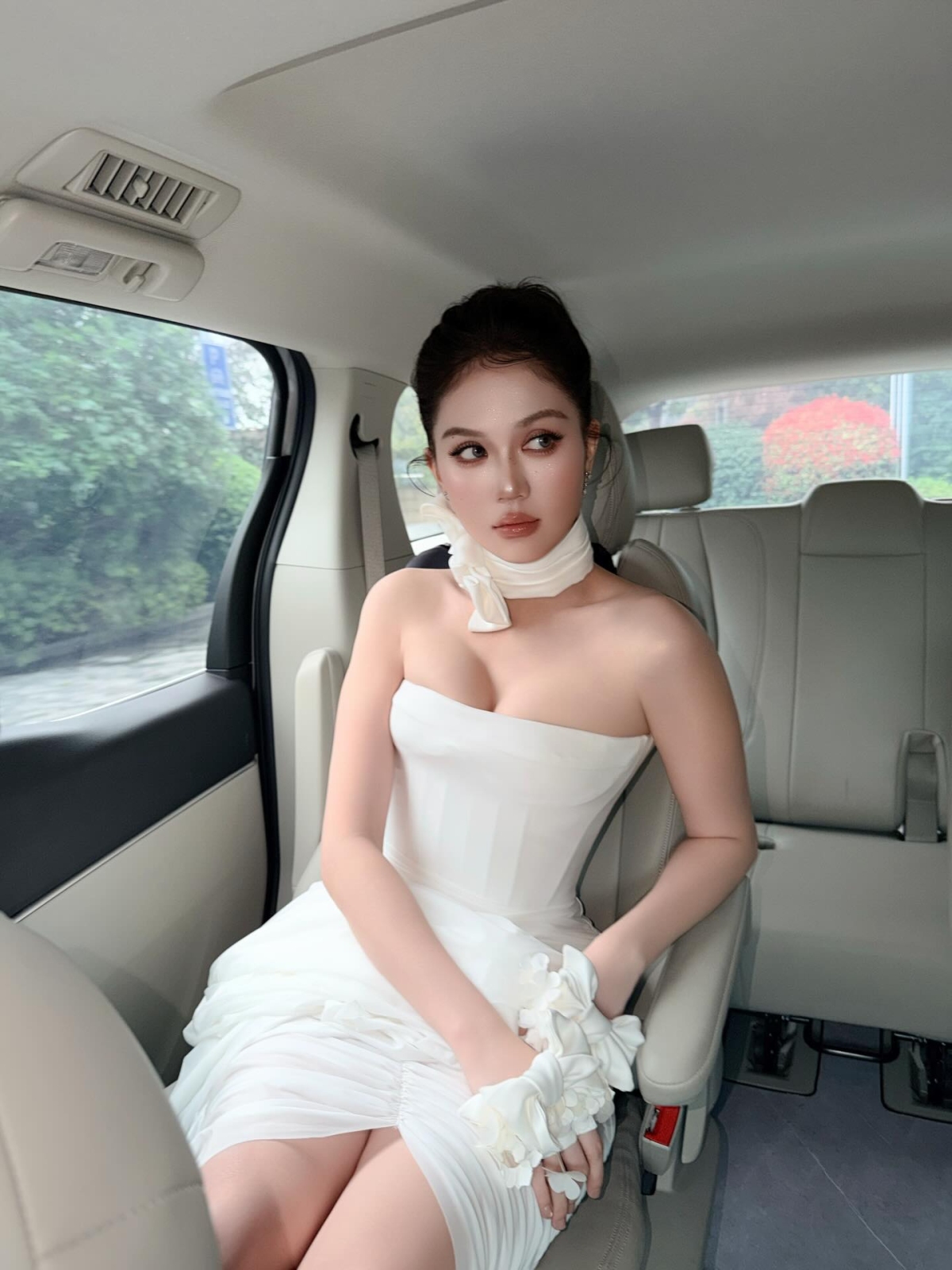 Trong chuyến công tác Thượng Hải dự show của một thương hiệu hồi tháng 3, Ngọc Trinh chọn đầm cúp ngực tôn vòng một căng đầy.