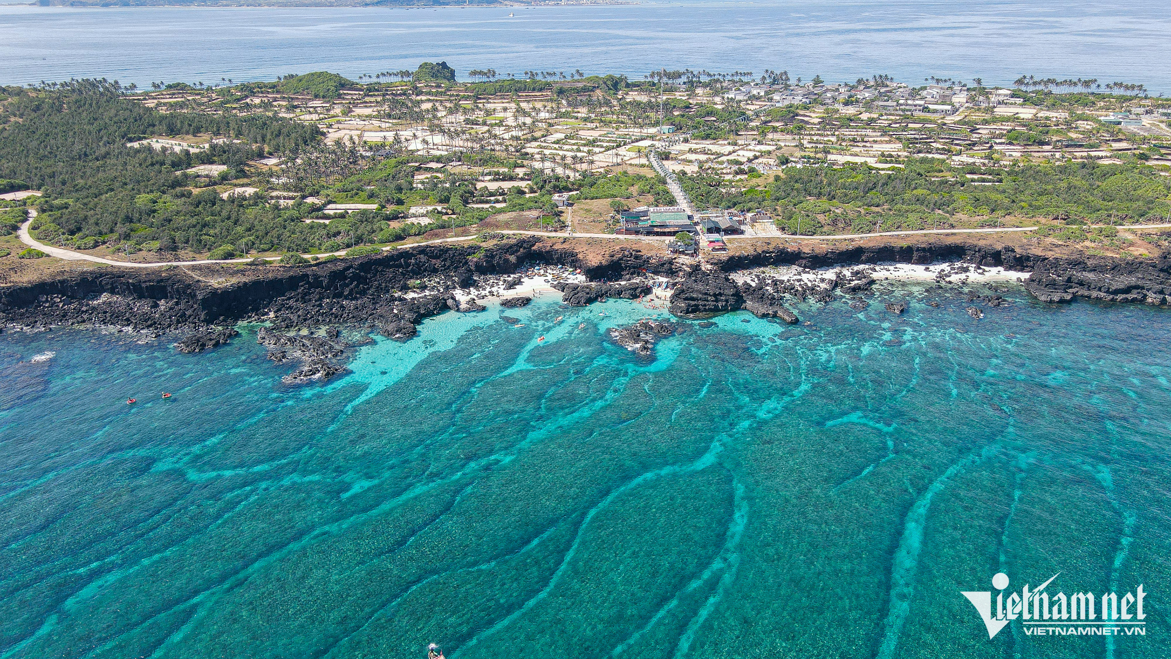 Đảo Bé Lý Sơn sở hữu làn nước trong như ngọc bích. Ảnh: Linh Trang