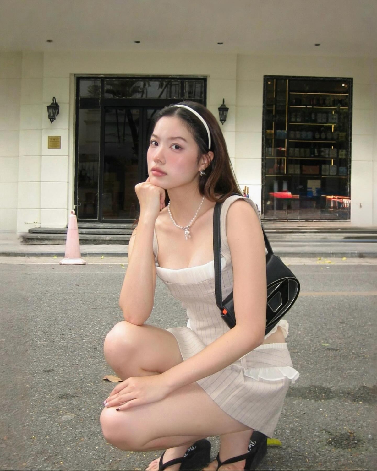 Narl Nguyễn khoe vẻ ngọt ngào, gợi cảm khi dạo phố.