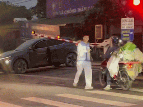 CLIP: Tàu hỏa đâm biến dạng ô tô vượt đường ngang