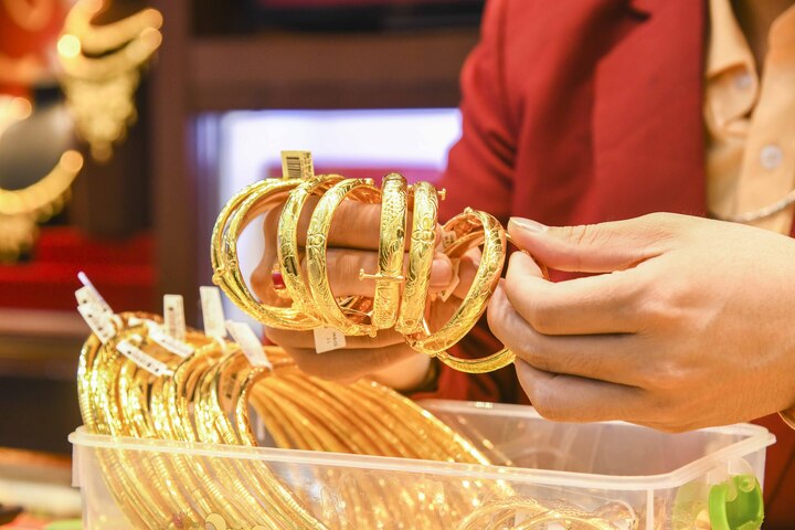 Giá vàng hôm nay tiếp tục đi xuống.