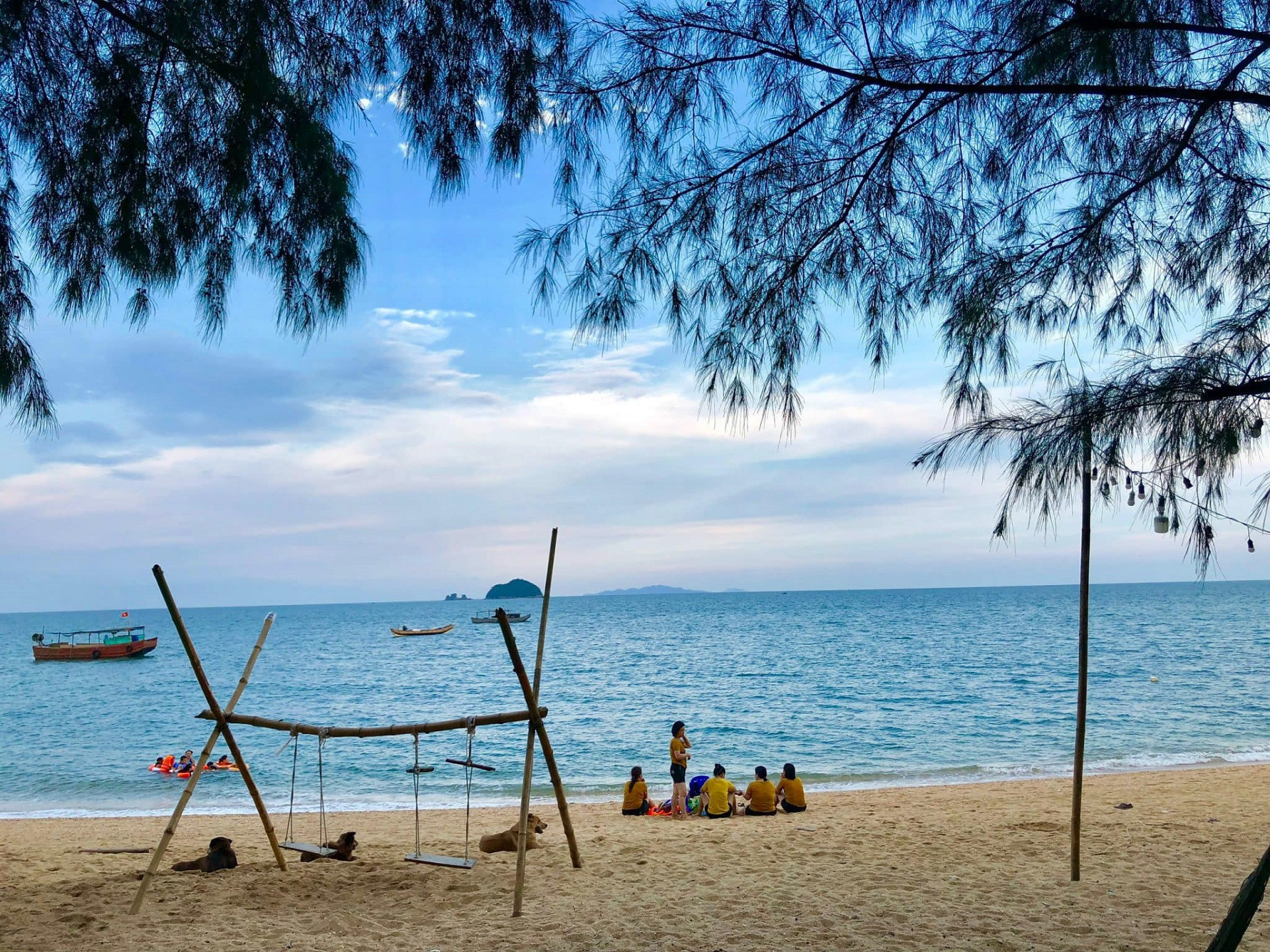 Nước biển ở đảo Cái Chiên trong xanh vào những ngày hè. Ảnh: Nguyễn Thanh Tuyền