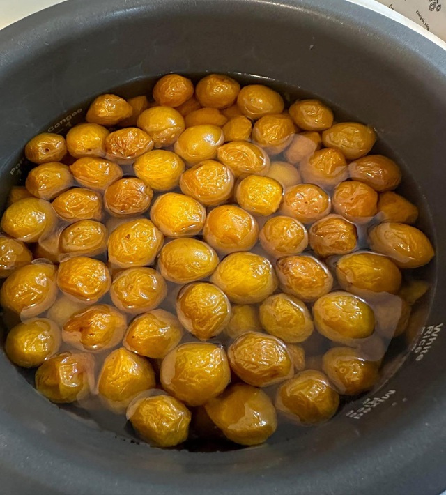 Cách ngâm mơ bằng nồi cơm điện nhanh, tiện cho người bận rộn.