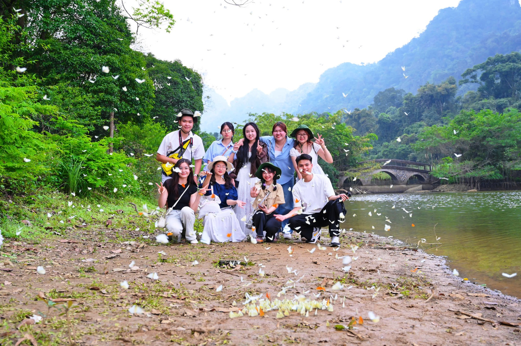 Rất đông bạn trẻ đến với Cúc Phương săn bướm. Ảnh: N.L