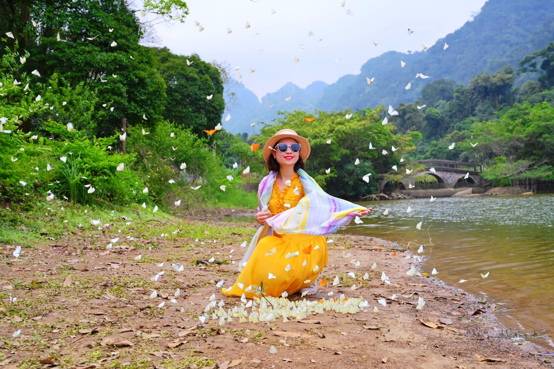 Du khách từ khắp nơi đến trải nghiệm, check-in. Ảnh: N.L