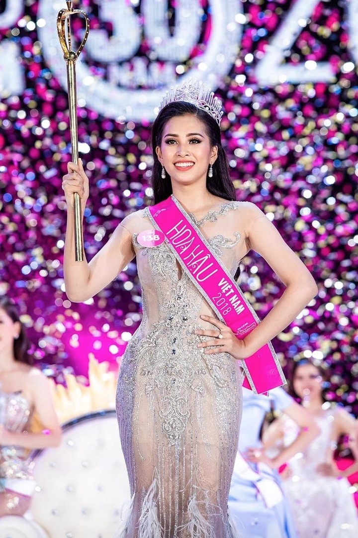 Đăng quang Hoa hậu Việt Nam 2018 khi tròn 18 tuổi, Tiểu Vy nhanh chóng trở thành nàng hậu được săn đón.