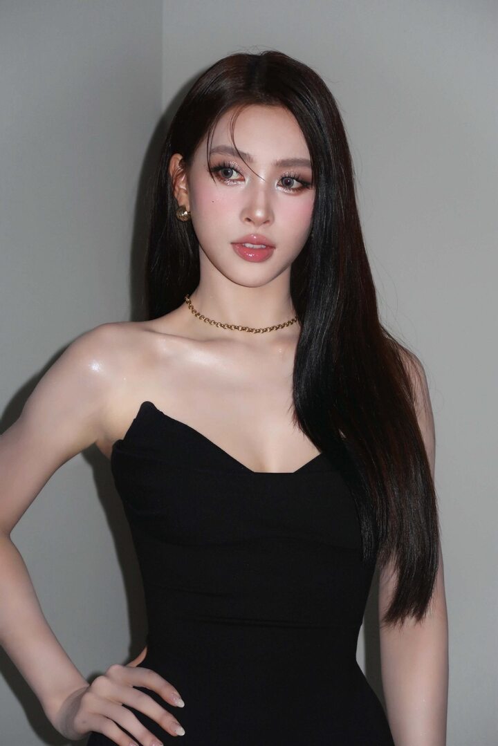 Suốt gần thập kỷ qua, dù trong vườn hoa hậu liên tục có thêm những bông hoa mới, Tiểu Vy luôn giữ được sức nóng. Năm 2022, cô từng thắng danh hiệu Mỹ nhân của năm tại giải thưởng Ngôi sao của năm.