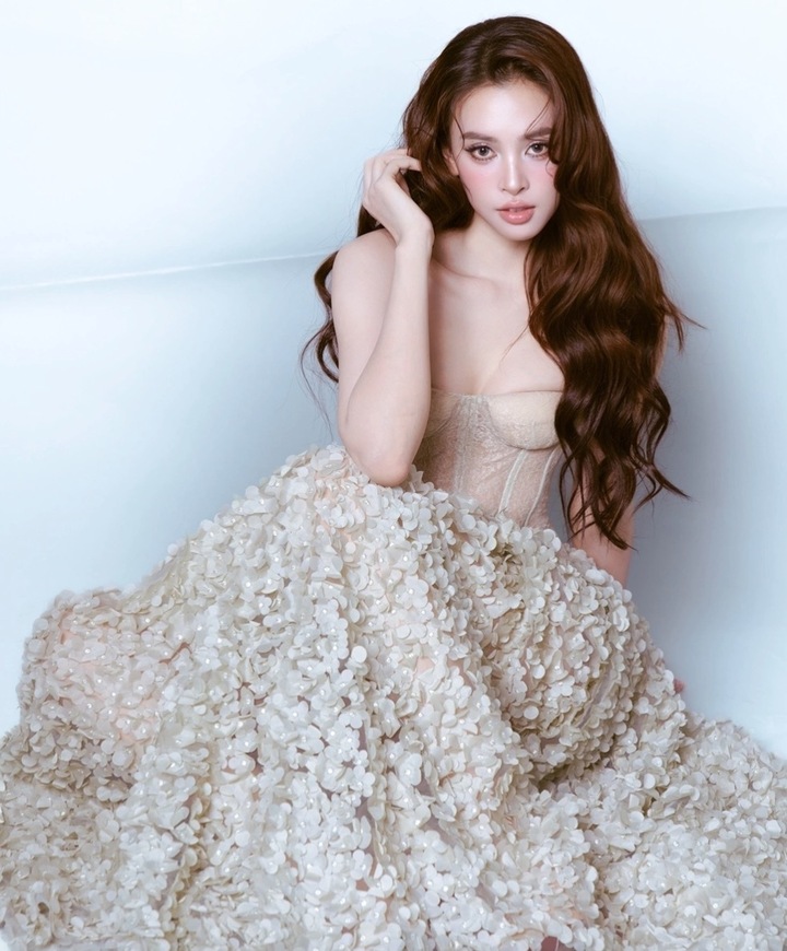 Thời điểm hiện tại, Tiểu Vy vẫn đắt show sự kiện, là gương mặt đại diện của nhiều nhãn hàng. Gương mặt của người đẹp sinh năm 2000 được đánh giá là có tỷ lệ vàng, nhan sắc ngày càng rực rỡ.