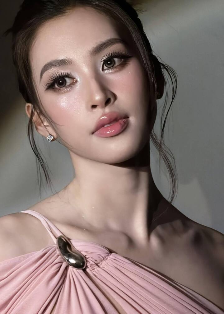 Bên cạnh đó, Tiểu Vy cũng chứng minh bản thân là người đẹp đa tài khi lấn sân điện ảnh. Dịp Tết 2025, Tiểu Vy thủ vai chính trong Bộ tứ báo thủ của đạo diễn Trấn Thành. Tác phẩm từng càn quét phòng vé và đem về mốc doanh thu hơn 300 tỷ đồng.