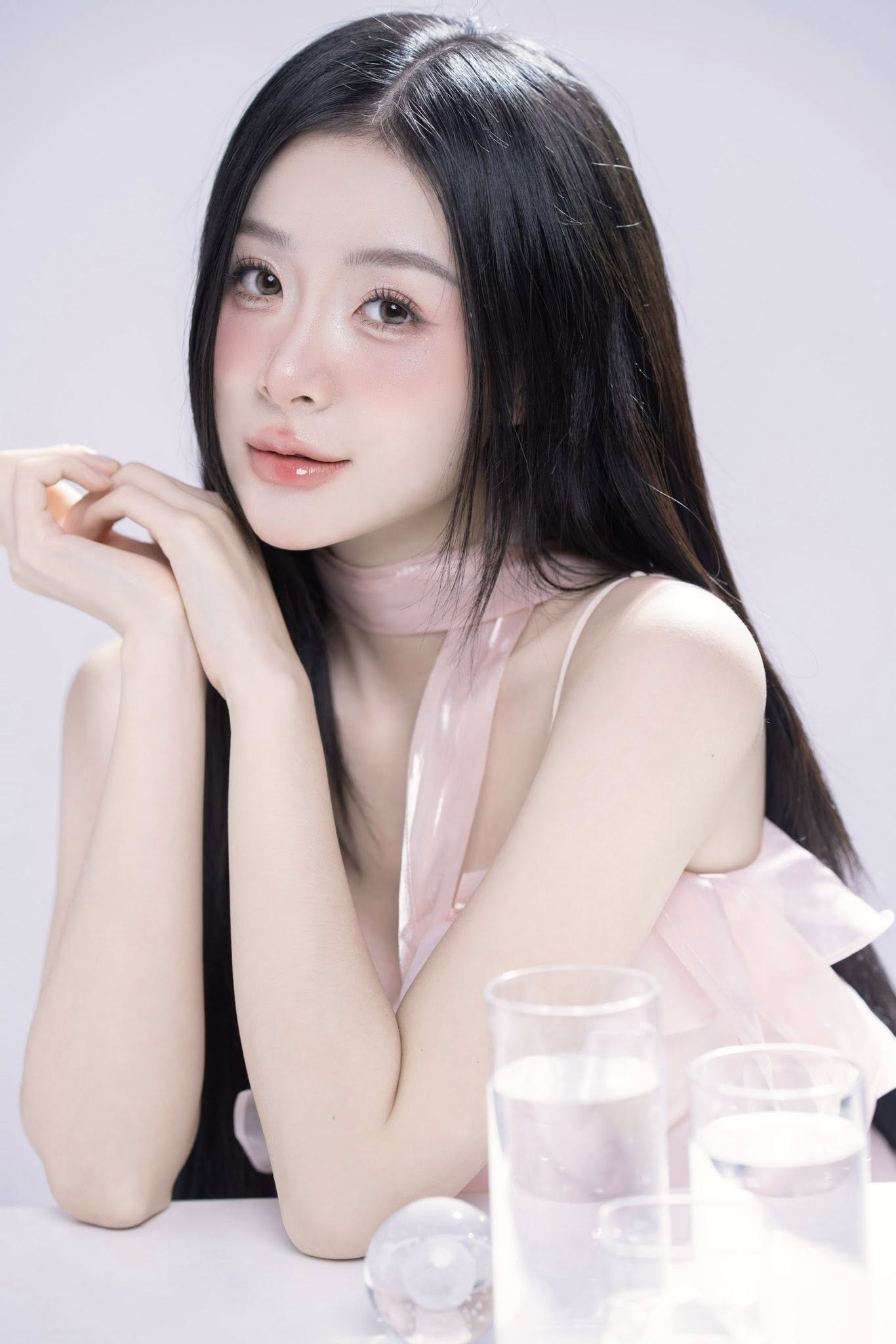 Kế đến nữ diễn viên đóng vai siêu lừa trong Những nẻo đường gần xa và Yến thờn bơn trong Không giới hạn. 