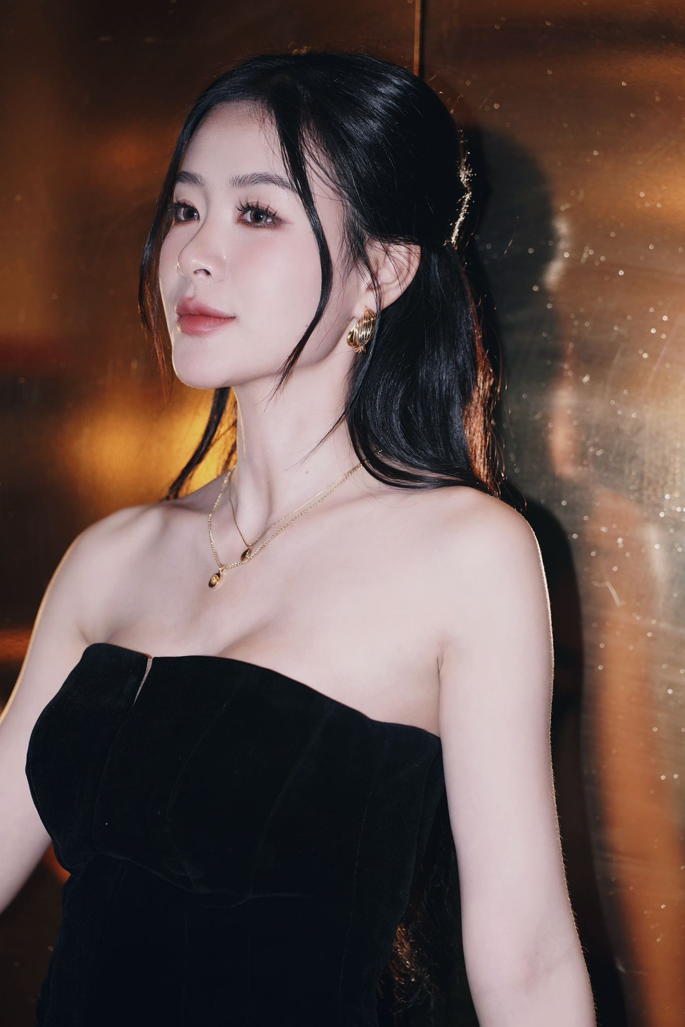 Nữ diễn viên khởi đầu với một vai nhỏ trong phim Làng trong phố. Tuy nhiên, Trang Emma chỉ để lại dấu ấn qua vai Hồi thời trẻ trong Không thời gian
