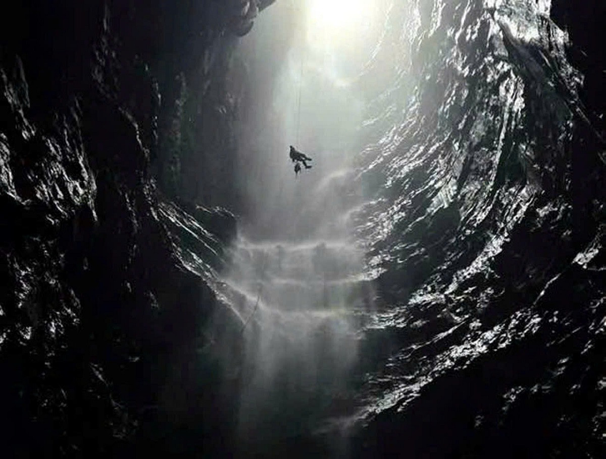 Hang động mới phát hiện tại Phong Nha - Kẻ Bàng với thác nước chảy bên trong, độ sâu ước khoảng 350m. Ảnh: H. D