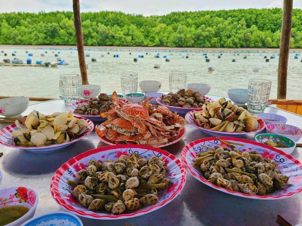 Du khách tới Cần Giờ có cơ hội thưởng thức nhiều món ngon từ hải sản. Ảnh: Kha Lộc