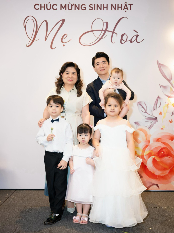 Đỗ Quang Vinh cùng ba con và cháu gái mừng sinh nhật bà Thanh Hòa.