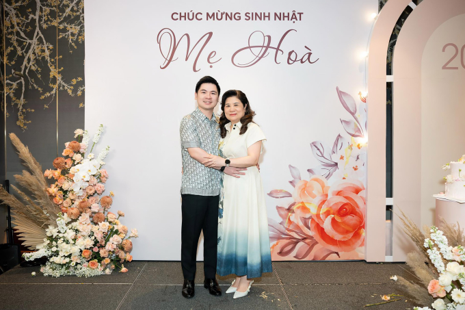 Đỗ Vinh Quang ghi lại kỷ niệm bên mẹ - nhân vật chính của bữa tiệc.
