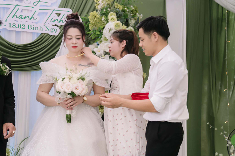 Chị Phượng nhận quà cưới từ con gái, con rể