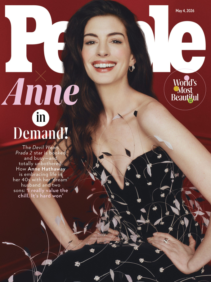 Anne Hathaway trên trang bìa ấn phẩm Người đẹp nhất thế giới năm 2026.