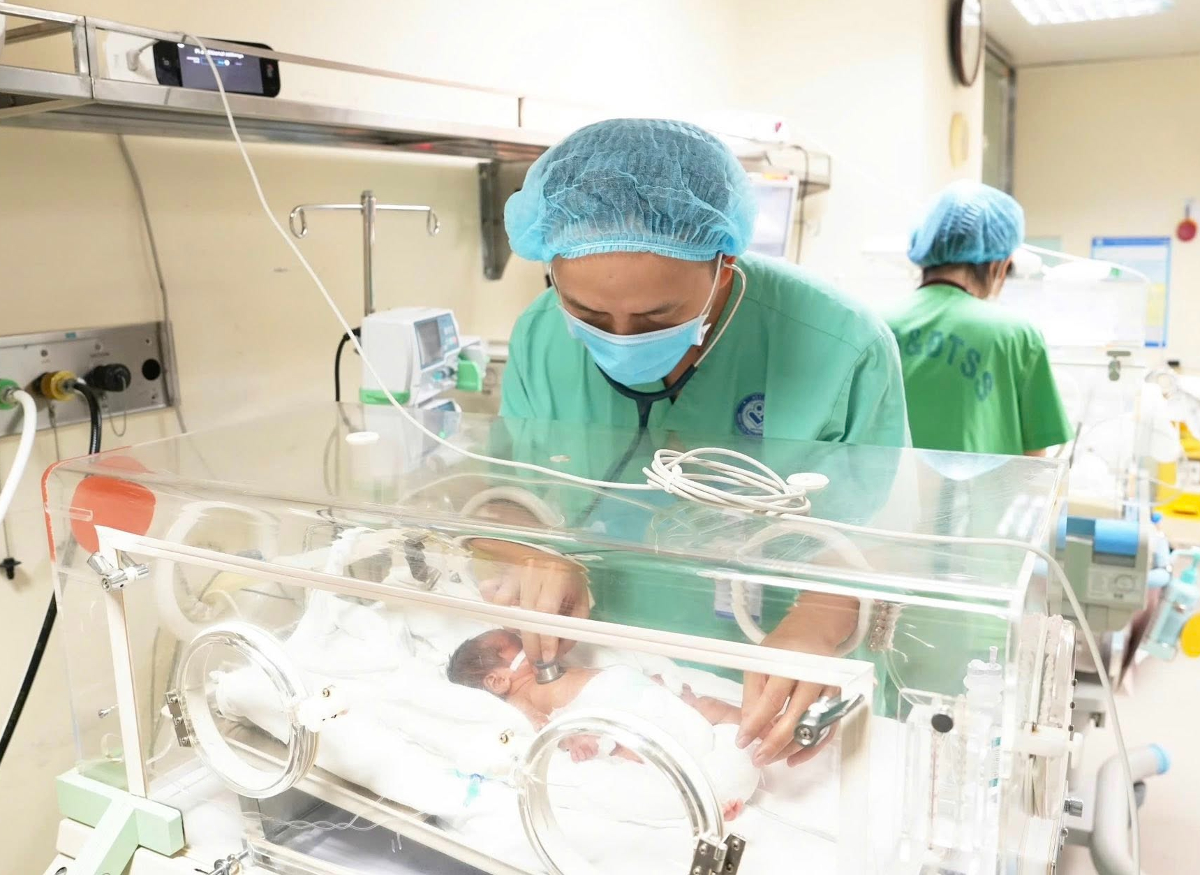 Doãn Dương được các y bác sĩ của Trung tâm Sơ sinh theo dõi sát sao, chăm sóc tận tình từ khi chào đời chỉ nặng 500 gram đến nay cân nặng đã đạt 2550 gram.