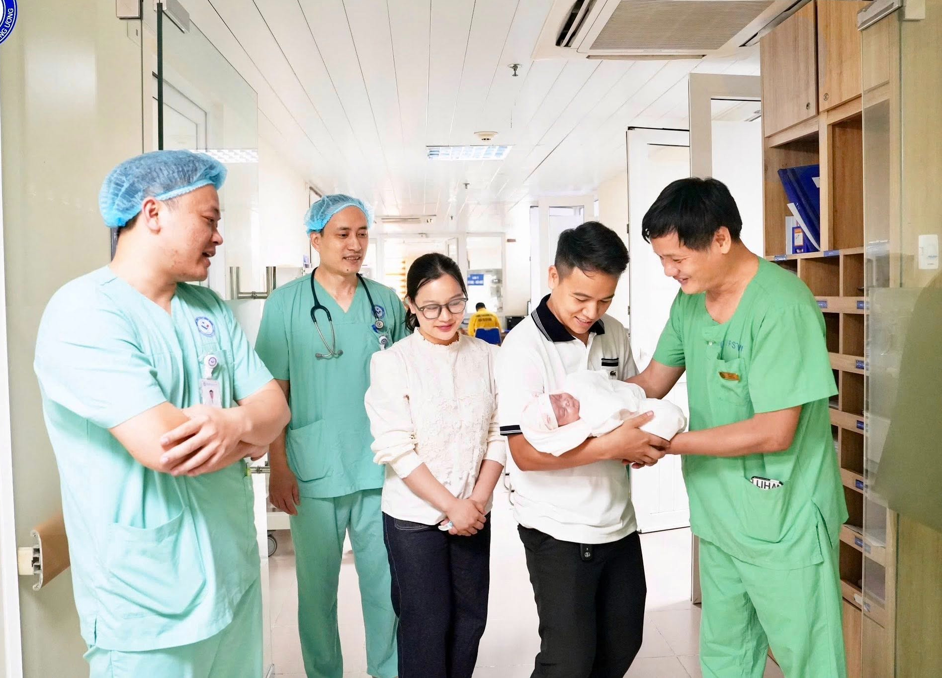 Giám đốc Trung tâm Sơ sinh Lê Minh Trác trao em bé Doãn Dương khoẻ mạnh cho cha mẹ.