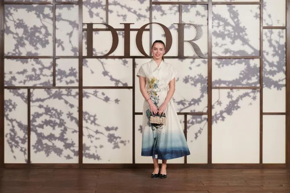 Mẫu váy từng được diễn viên người Pháp Mallory Wanecque mặc tại buổi trình diễn Dior Fall 2025 ở Kyoto.