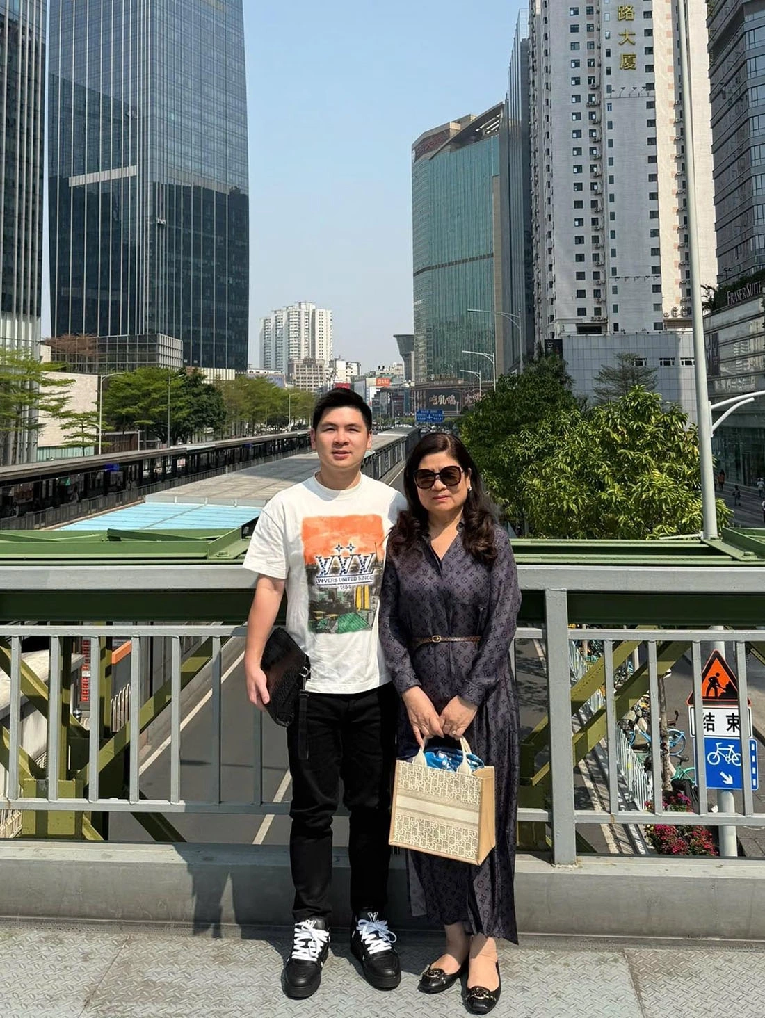 Trước đó, mẹ doanh nhân Đỗ Vinh Quang từng thu hút chú ý với gu thời trang thanh lịch, sang trọng.