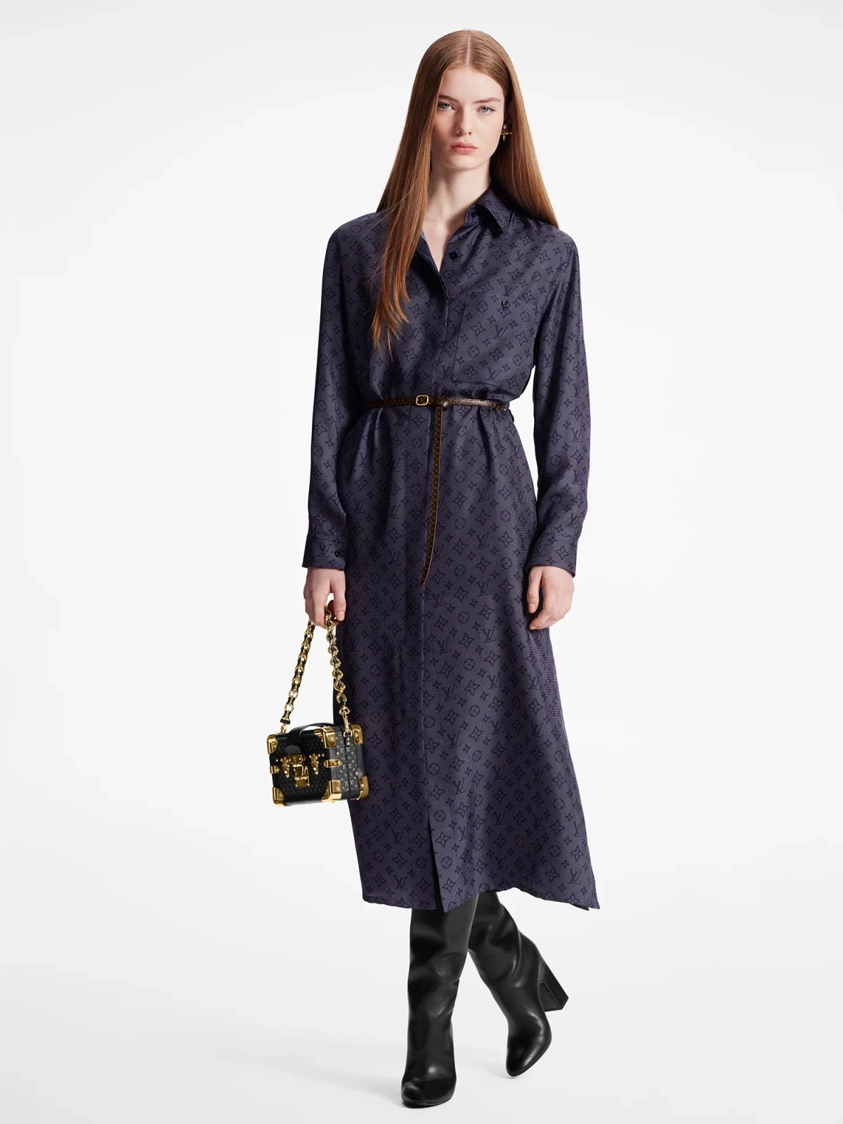 Cụ thể, mẹ chồng Đỗ Mỹ Linh diện bộ đầm sơ mi lụa họa tiết monogram của Louis Vuitton, kèm thắt lưng mảnh, giá khoảng 3.800 USD (gần 98 triệu đồng), kết hợp túi xách tông trung tính.