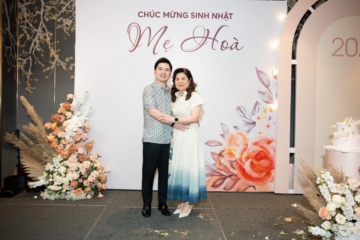 Bà Lê Thanh Hòa diện váy họa tiết hoa cúc vàng phối màu ombre, thuộc bộ sưu tập Pre - Fall 2025 của Dior, do giám đốc sáng tạo Maria Grazia Chiuri thực hiện.