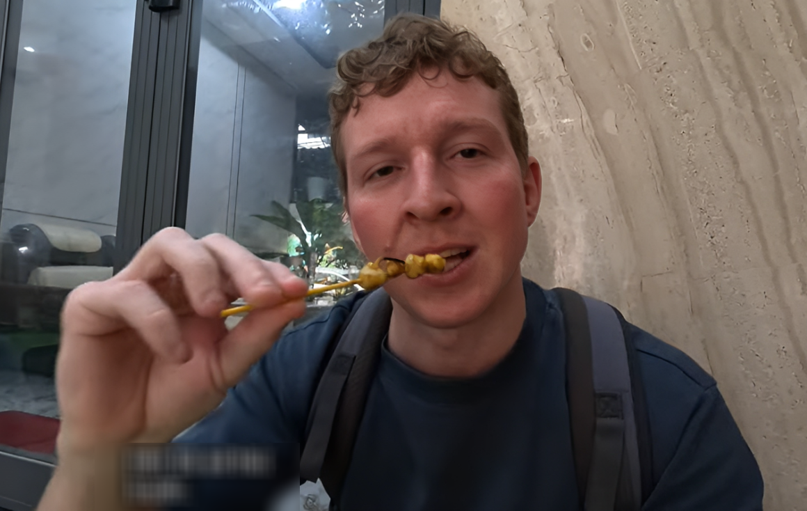 Vị khách Tây thử 3 món ăn chế biến từ răng mực ở một quán bản địa lâu năm 