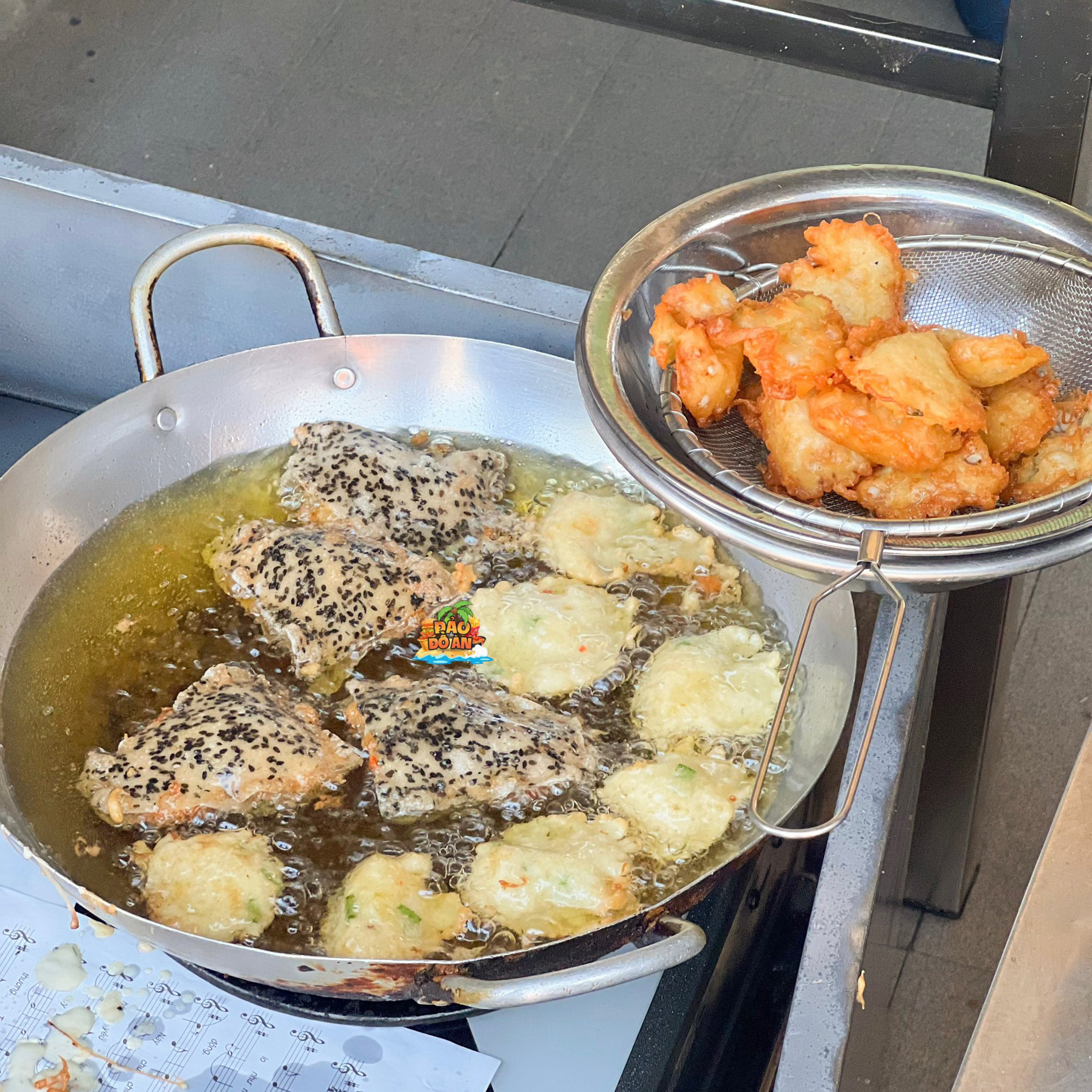 Khách Tây khen nức nở món giòn sần sật ở biển Việt, gọi liền 3 suất - 3