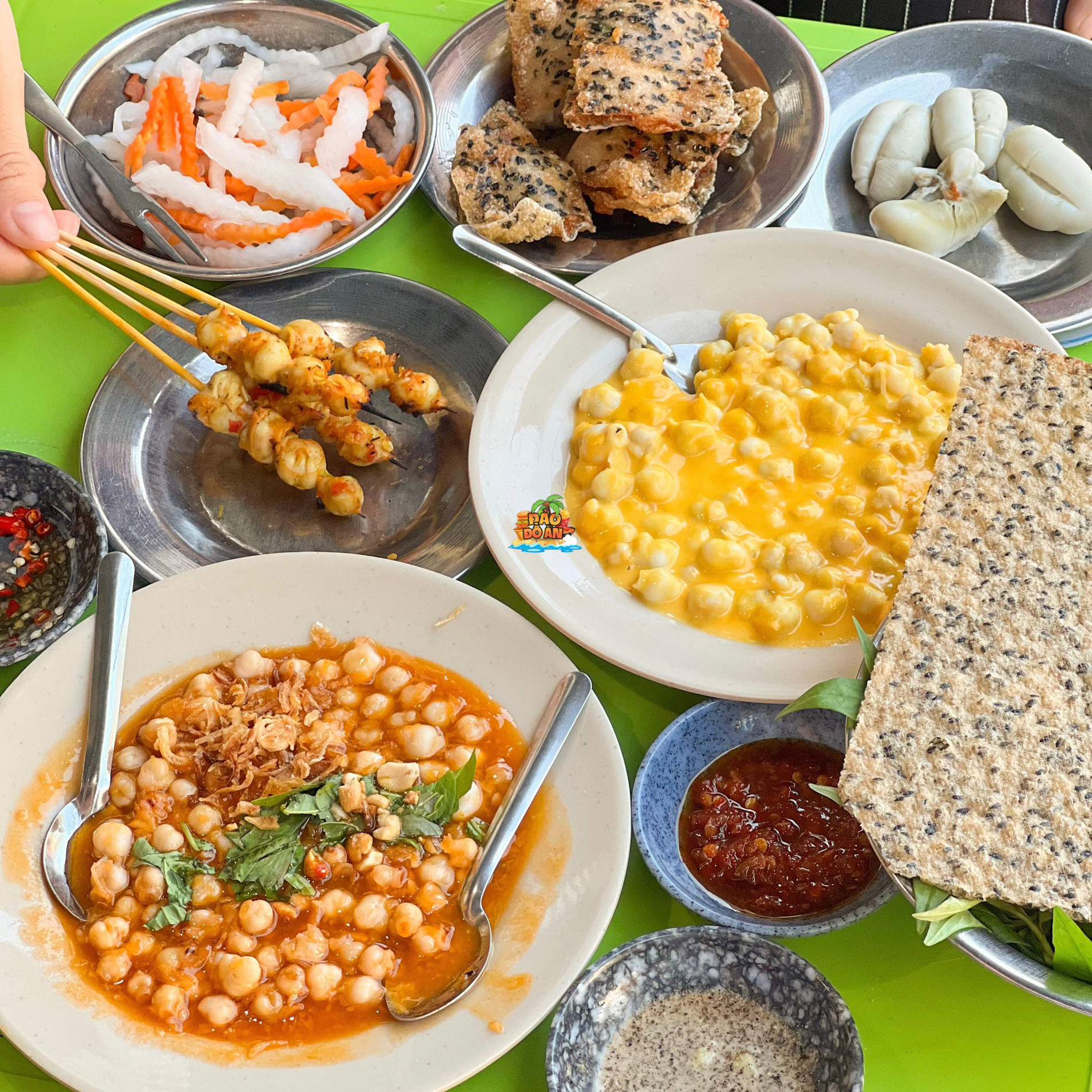 Răng mực được chế biến thành loạt món ăn vặt lạ miệng, hút khách thưởng thức ở vùng biển Mũi Né - Phan Thiết. Ảnh: Đảo đồ ăn